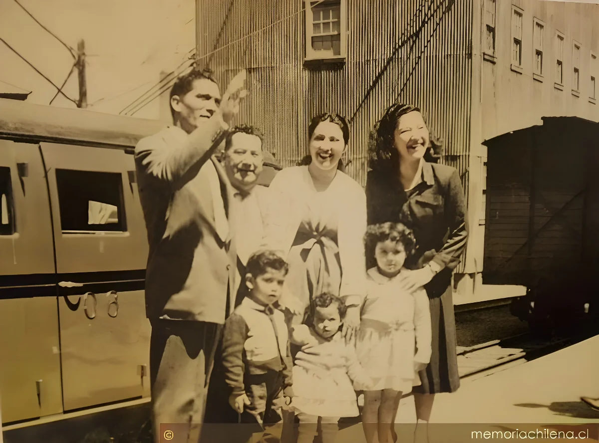 Familia despidiéndose para abordar autocarril, 1945 — 1945 | Chile de Ayer