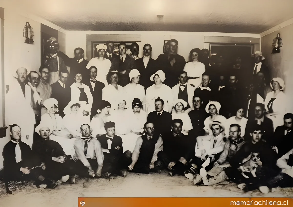 Asistentes a fiesta en población americana, 1920 — 1920 | Chile de Ayer