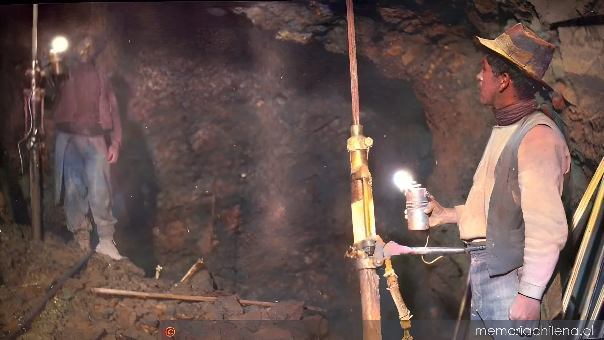 Dos mineros trabajan al interior de la mina con sus jacklegs o perforadoras, hacia 1915 — 1915 | Chile de Ayer