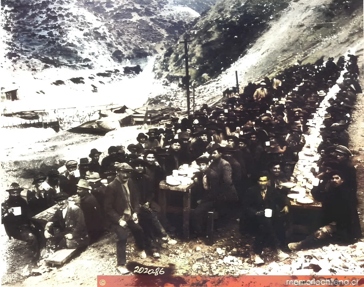 Los mineros de Sewell almuerzan después de su turno de trabajo — 1919 | Chile de Ayer