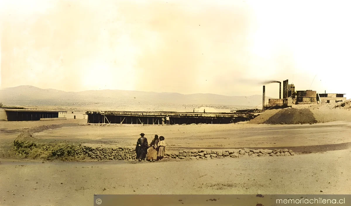 Familia andina en salitrera del cantón Huara, hacia 1910 — 1910 | Chile de Ayer