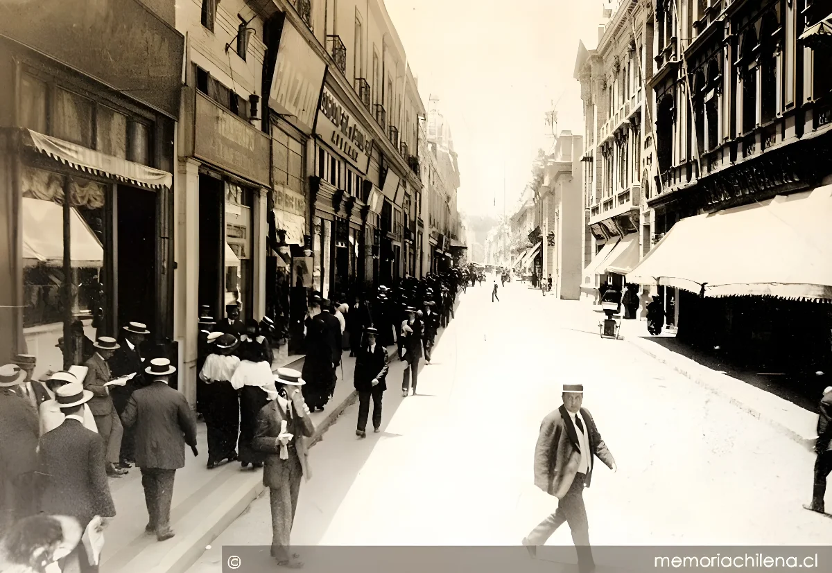 Calle Huérfanos en Santiago, hacia 1920 — 1920 | Chile de Ayer