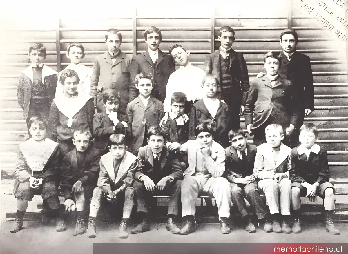 Alumnos del Instituto Nacional : sección medio pupilaje : primer año de humanidades, 1901 — 1901 | Chile de Ayer