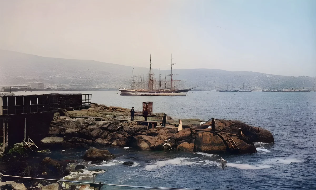 Bahía de Valparaíso con fragata de cuatro palos fondeada, vista desde los roqueríos — aprox. 1890–1930 | Chile de Ayer