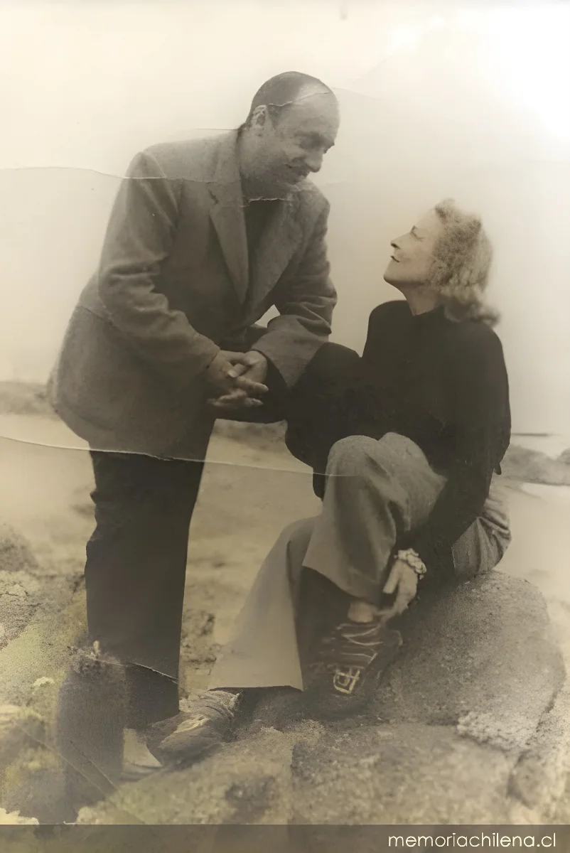 Pablo Neruda junto a Delia del Carril, hacia 1950 — 1960 | Chile de Ayer