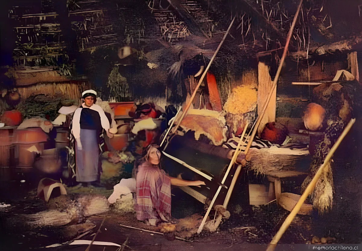 Interior de ruca mapuche, hacia 1890 — 1890 | Chile de Ayer