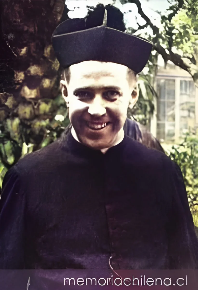 Padre Alberto Hurtado en el noviciado de Chillán, hacia 1923 — 1923 | Chile de Ayer