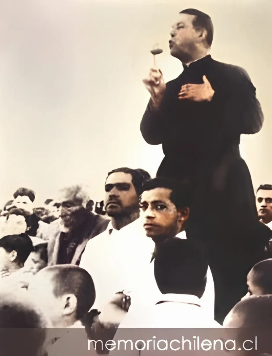 Padre Alberto Hurtado dirigiéndose a jóvenes y obreros, 1942 — 1942 | Chile de Ayer