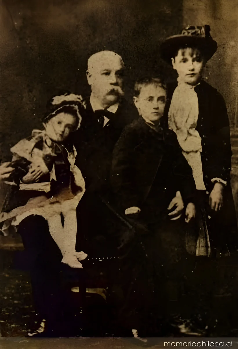 Vicuña Mackenna y algunos de sus hijos hacia 1885 — 1900 | Chile de Ayer