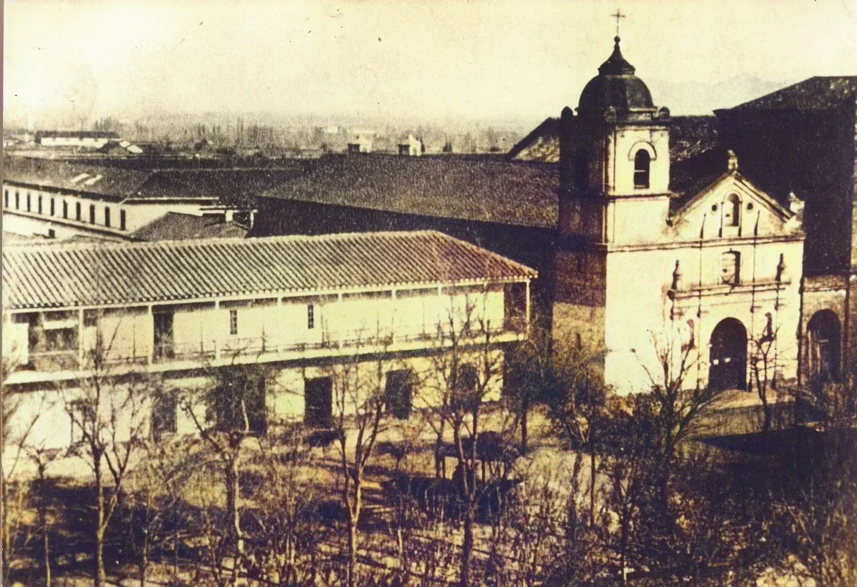 Vista de la capilla del Instituto Nacional en San Diego y Estación de Sangre, 1859 — 1859 | Chile de Ayer