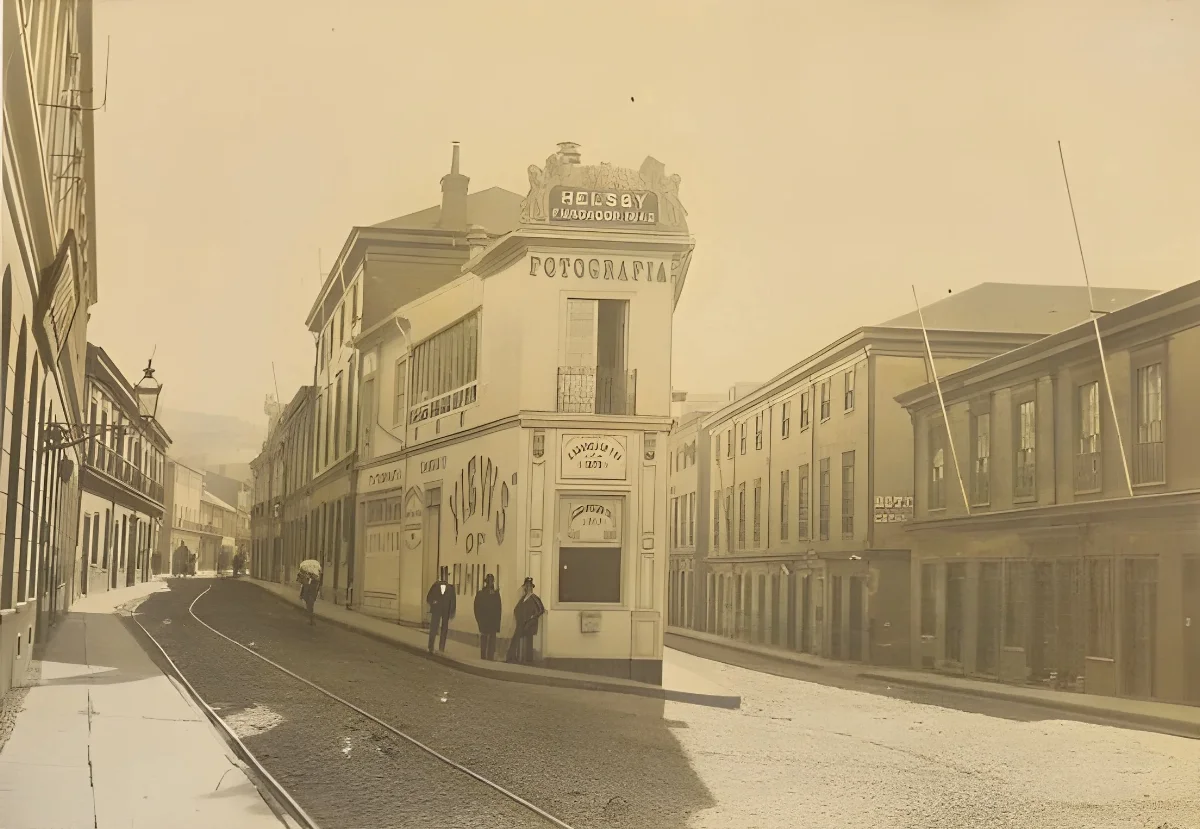 Fotografia Helsby en Valparaiso (fundada 1843): local comercial y calle con rieles — aprox. 1890–1930 | Chile de Ayer