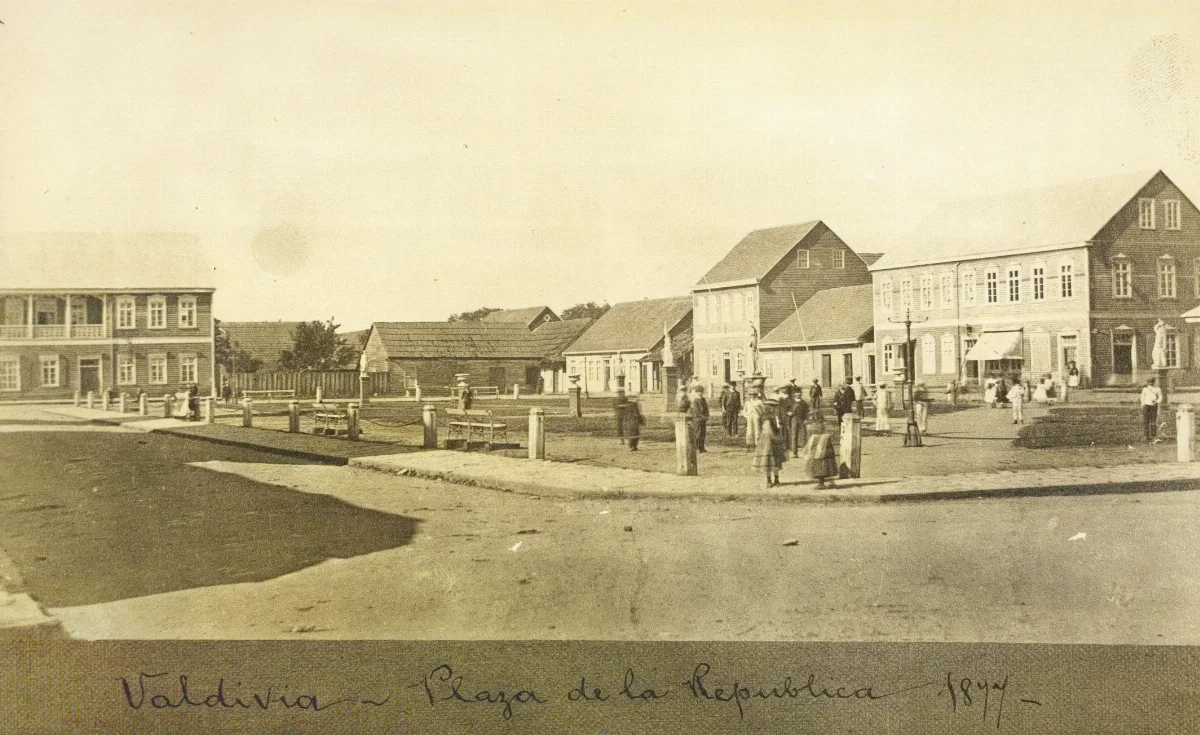 Plaza de la República, Valdivia, 1877 — 1877 | Chile de Ayer