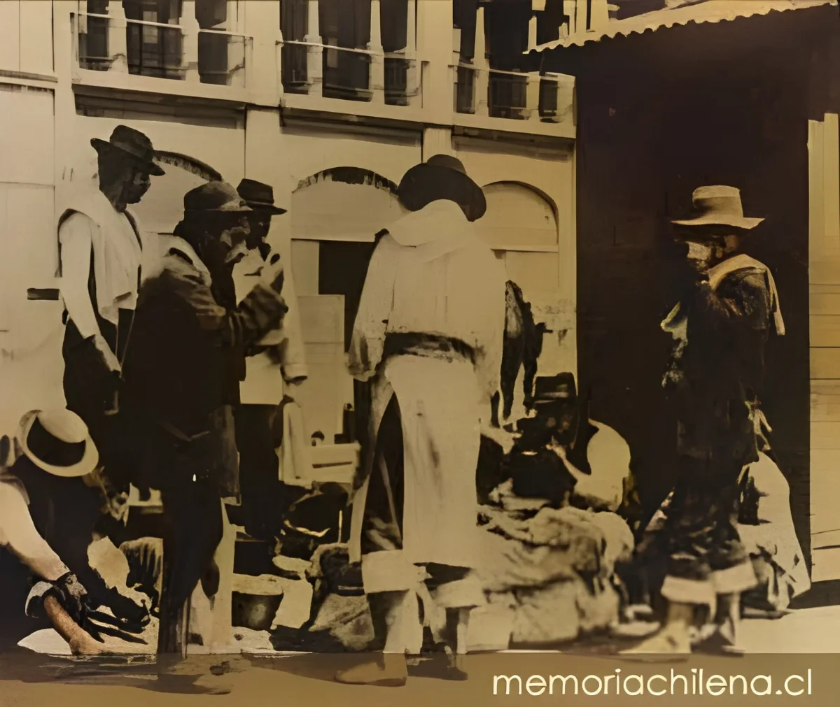 Carretoneros almorzando en la calle, 1906 — 1906 | Chile de Ayer