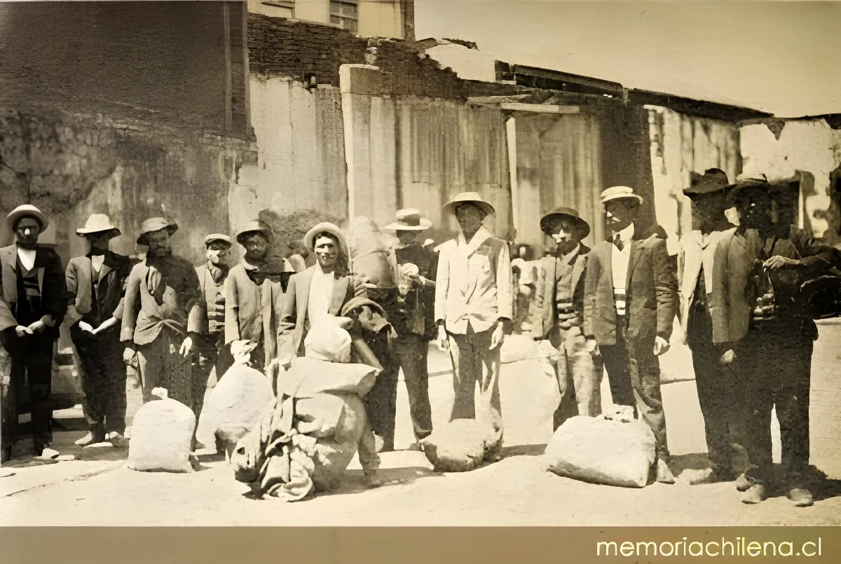 Obreros detenidos conduciendo sus equipajes, 1908 — 1908 | Chile de Ayer
