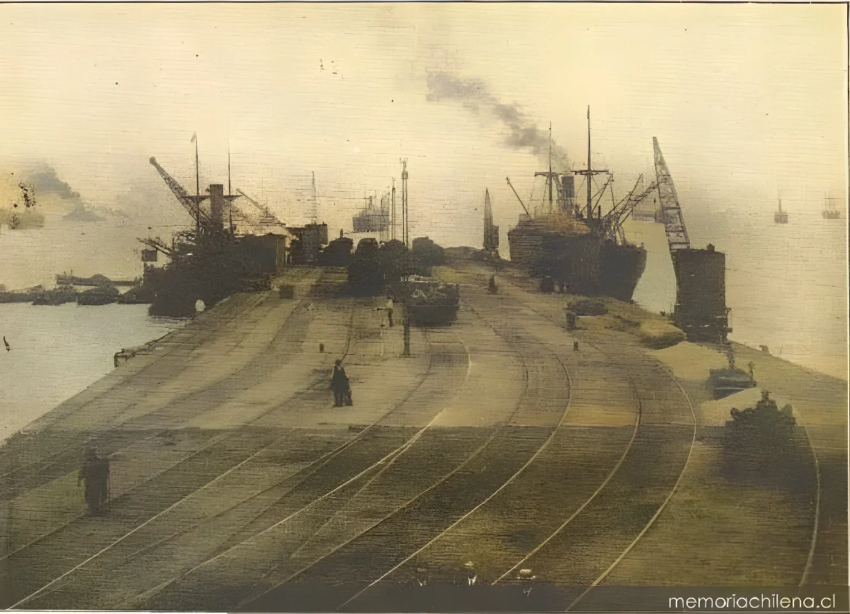 Muelle del carbón de los Ferrocarriles del Estado en Valparaíso, 1924 — 1924 | Chile de Ayer