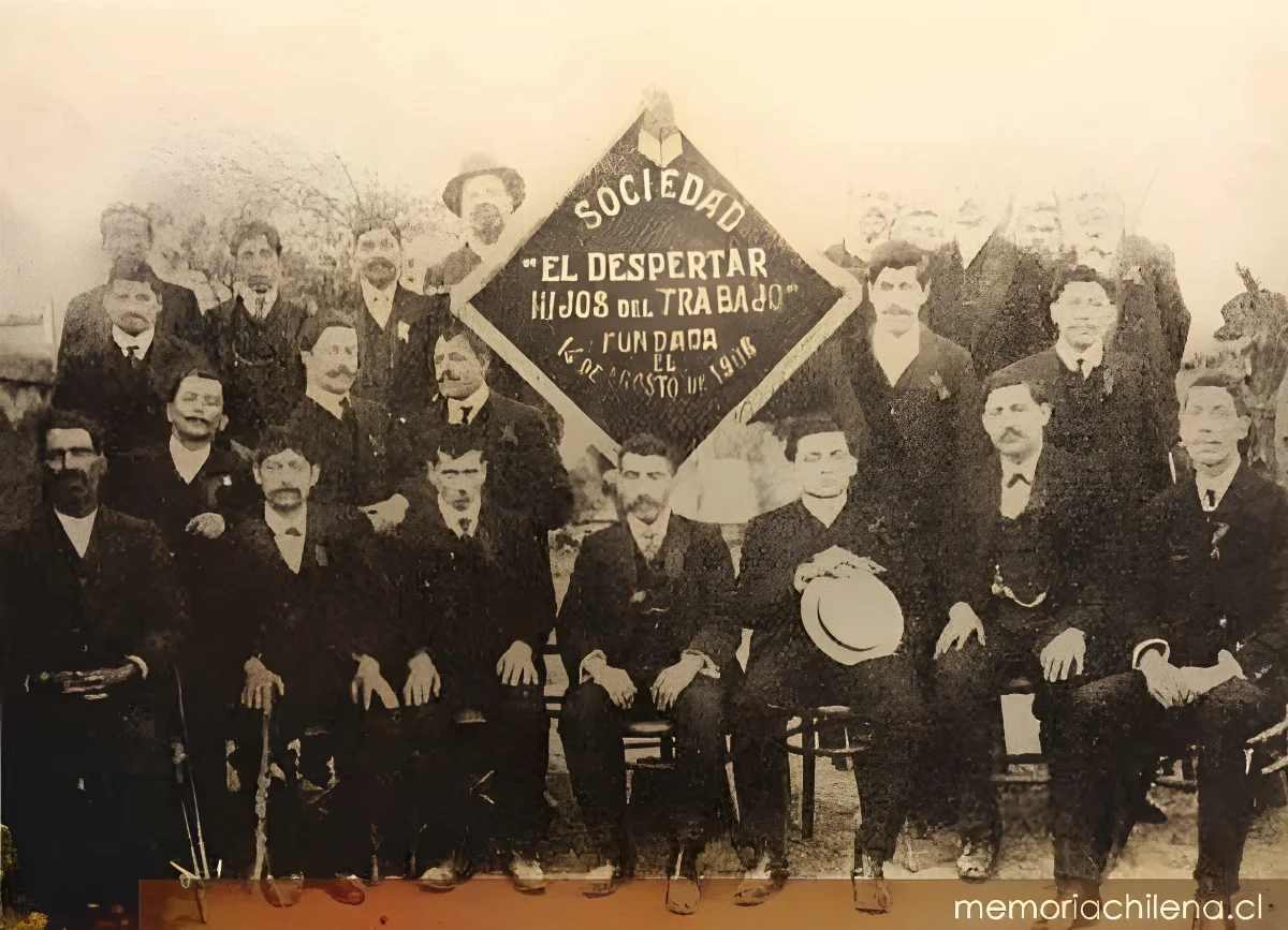 Grupo perteneciente a la Sociedad El Despertar Hijos del Trabajo, 1906 — 1906 | Chile de Ayer