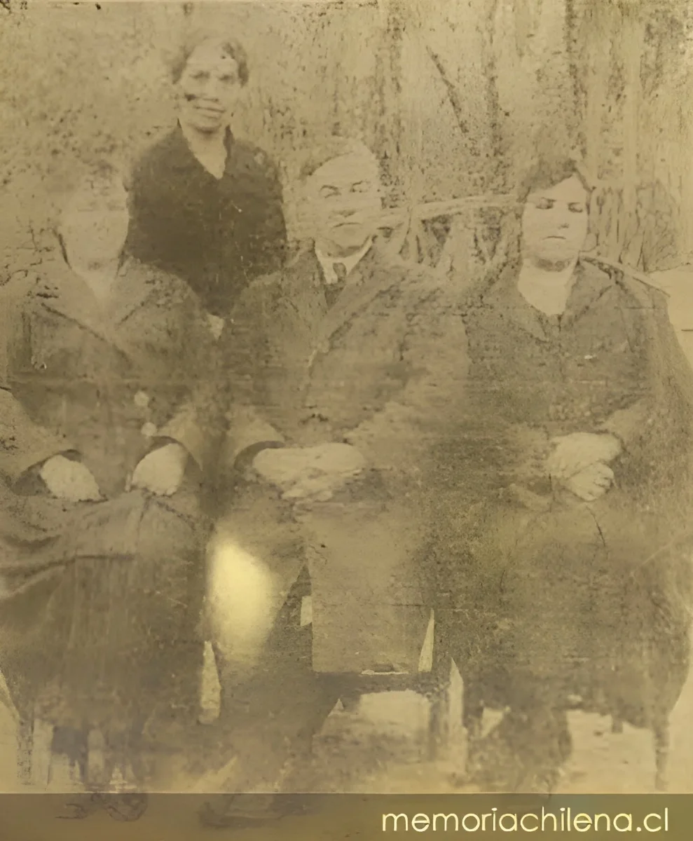 Luis Emilio Recabarren y sus hermanas, hacia 1920 — 1920 | Chile de Ayer