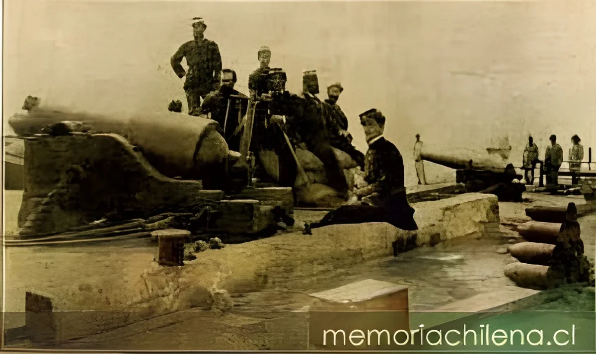 Oficiales del Regimiento de Artillería Nº 2 en el Morro de Arica, después de su captura, hacia 1880 — 1880 | Chile de Ayer