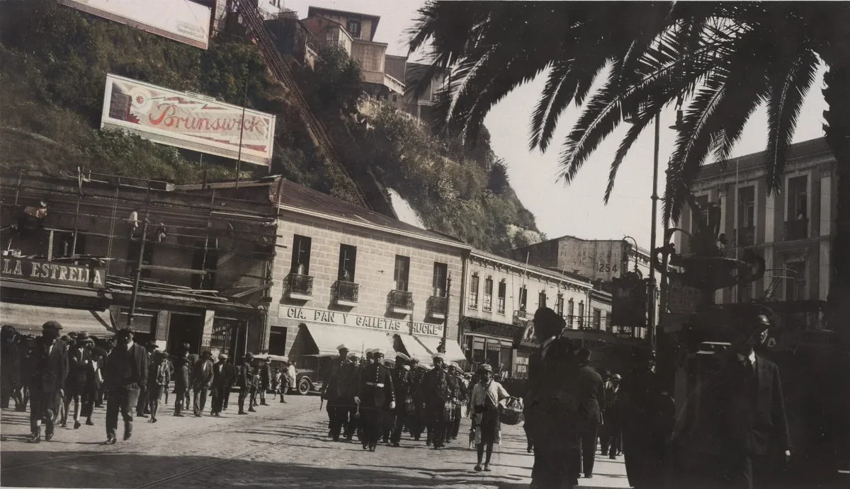 Parada en Valparaíso — aprox. 1890–1930 | Chile de Ayer