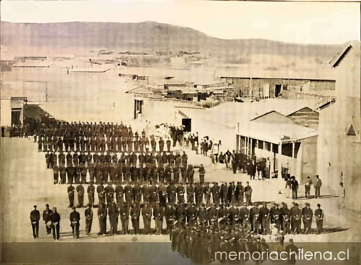 Ejército Chileno, Batallón 3° de Línea formados en columnas en la Plaza Colón, Antofagasta, 1879 — 1879 | Chile de Ayer