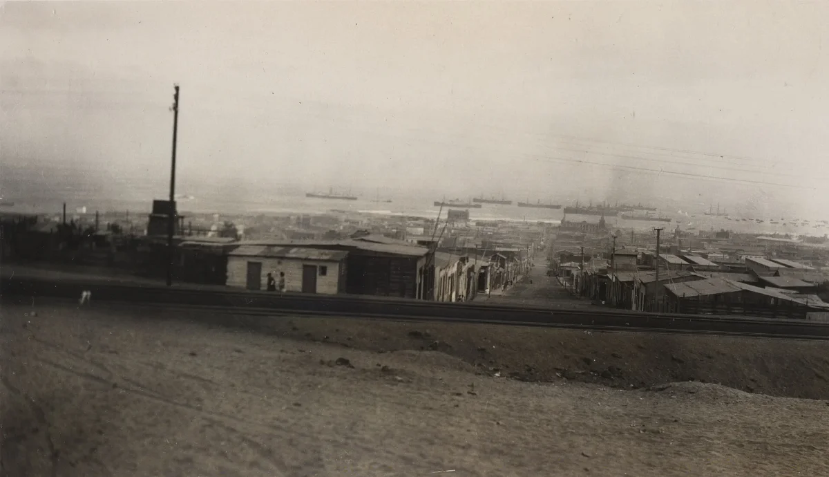 Vista panorámica del puerto de Valparaíso con buques de vapor y casas de zinc, inicios del siglo XX — aprox. 1890–1930 | Chile de Ayer