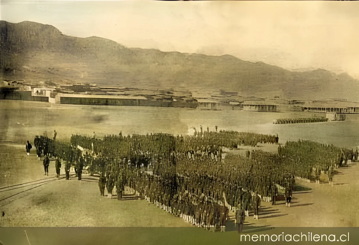 Regimiento N° 2 de Línea antes de embarcarse a Pisagua, 1879 — 1879 | Chile de Ayer