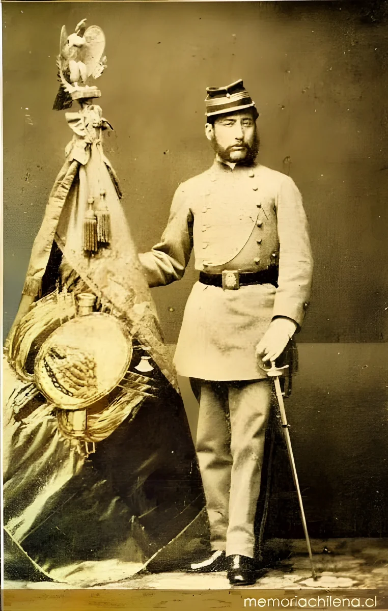 Oficial abanderado del Batallón Boliviano Paucarpata y su bandera, hacia 1880 — 1880 | Chile de Ayer