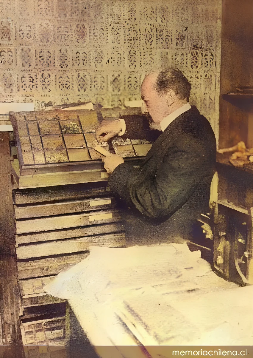 José Toribio Medina componiendo cajas de impresión, hacia 1900 — 1900 | Chile de Ayer