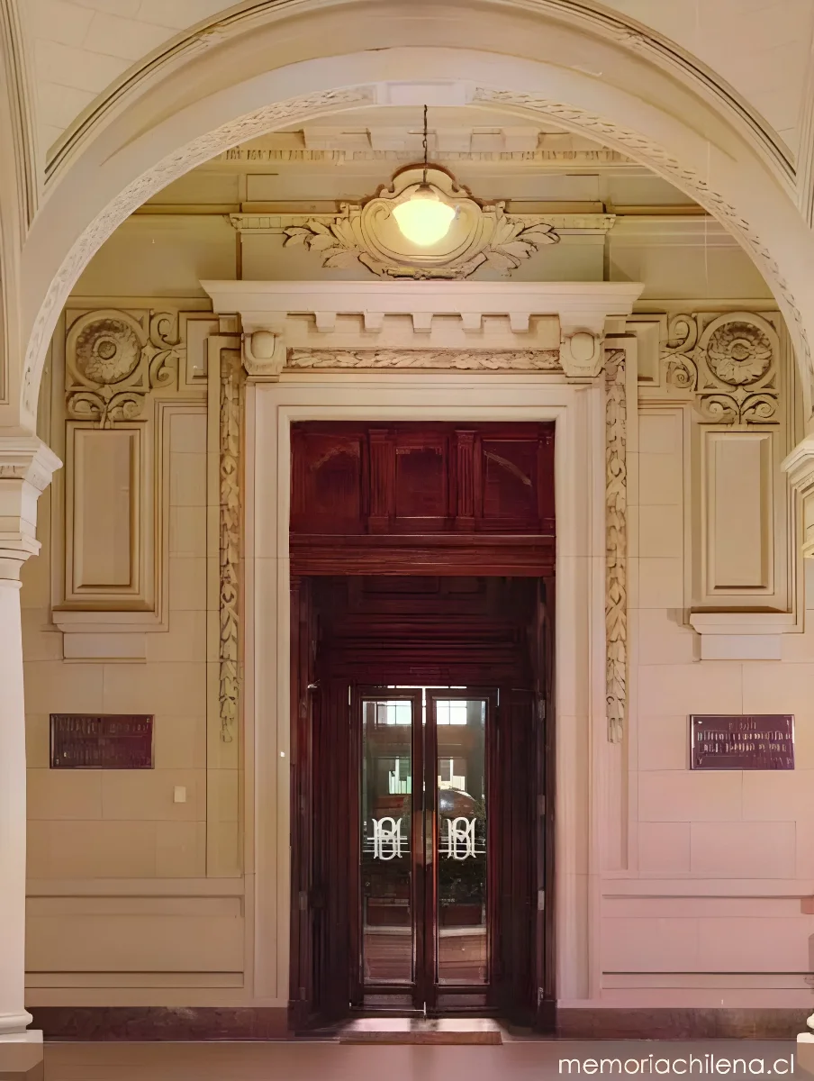 Puerta de acceso a la Sala Medina en la Biblioteca Nacional, hacia 1930 — 1930 | Chile de Ayer