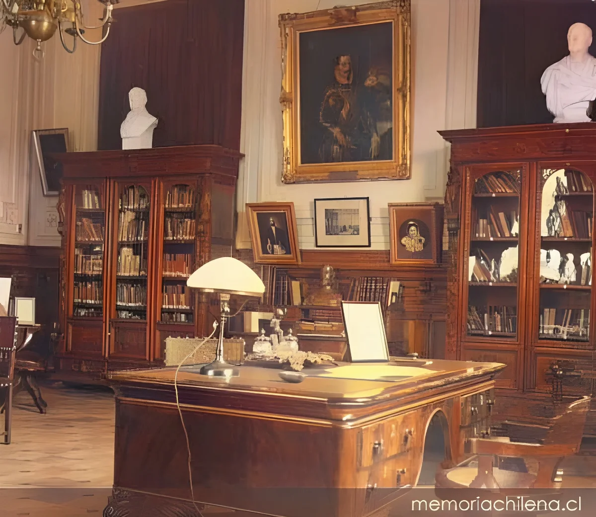 Sala del Conservador con escritorio y lámpara, Biblioteca Nacional — 1930 | Chile de Ayer
