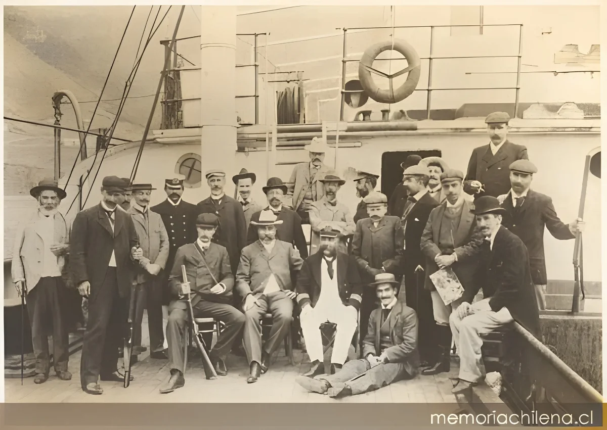 José Toribio Medina rumbo a Europa en compañía de algunos tripulantes y pasajeros, hacia 1900 — 1900 | Chile de Ayer