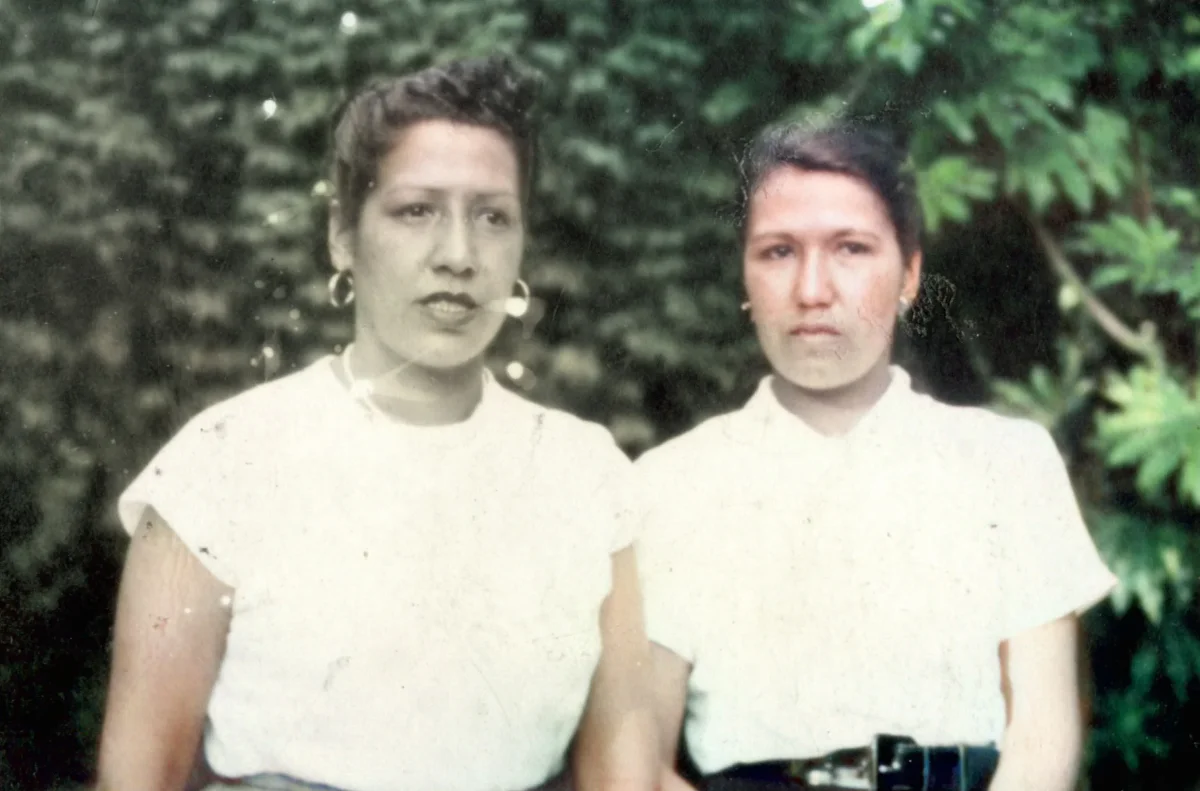 Isolina Fernandez y amiga — Calle Larga — 1955 | Chile de Ayer