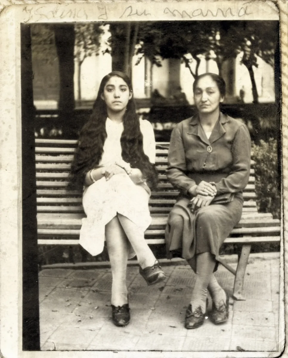 Madre e hija en plaza de Rinconada — Los Andes — 1940 | Chile de Ayer