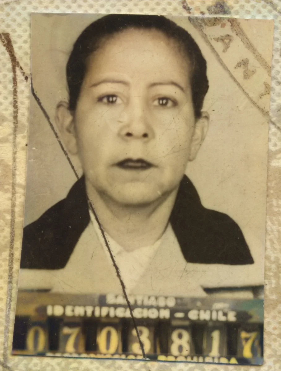 Foto de Pasaportede Yolanda Leiva — Calle Larga — 1957 | Chile de Ayer