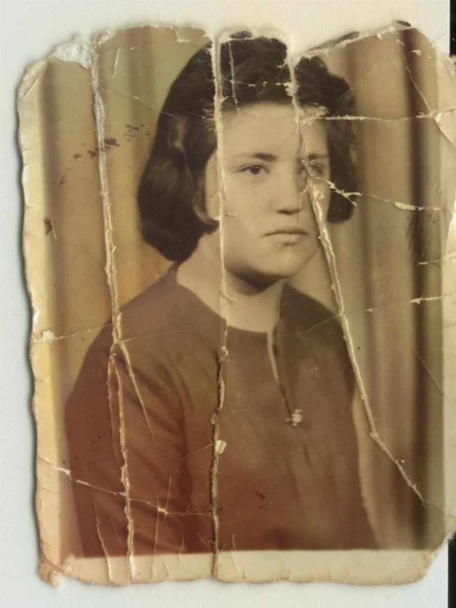 Retrato de Olga Mura León a sus 18 años — Calle Larga — 1962 | Chile de Ayer