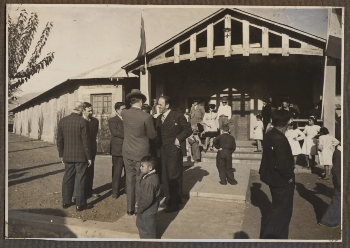 Aistentes a actividad en el complejo para trabajadores de la Hacienda San Vicente — Calle Larga — 1953 | Chile de Ayer