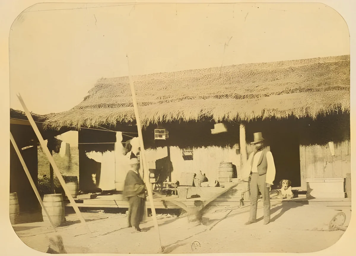 Interior de vivienda rural con trabajadores y actividades domésticas — aprox. 1890–1930 | Chile de Ayer