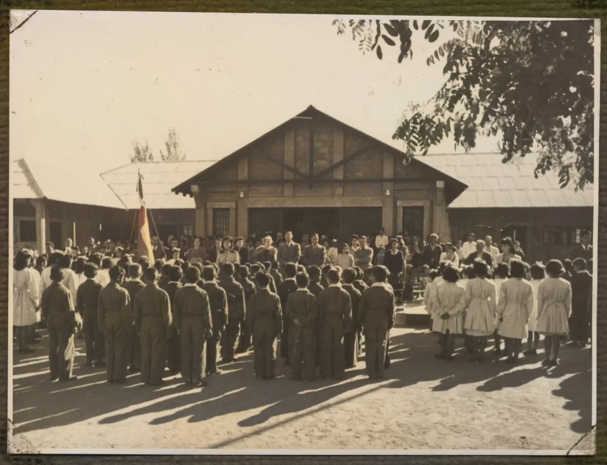 Acto escolar con formación de alumnos y autoridades — Calle Larga — 1953 | Chile de Ayer