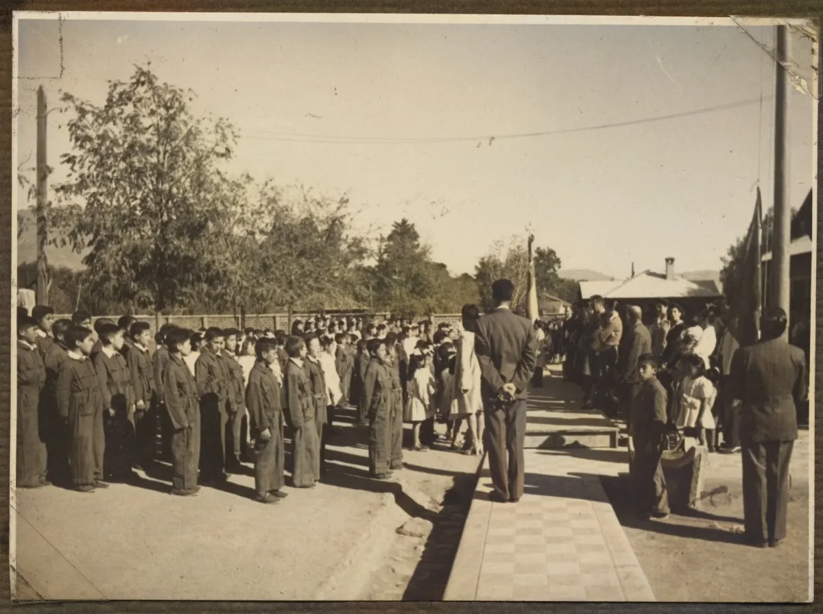 Acto escolar con formación de estudiantes en patio, Escuela Rosa Squella — Calle Larga — 1953 | Chile de Ayer