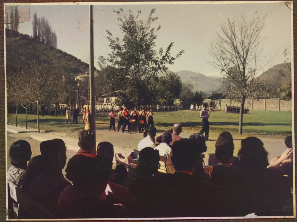 Desfile de alumnos y banda de guerra — Calle Larga — 1953 | Chile de Ayer