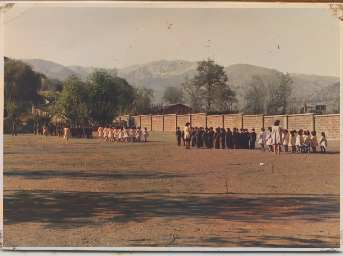 Alumnos de la escuela preparados para desfilar — Calle Larga — 1953 | Chile de Ayer