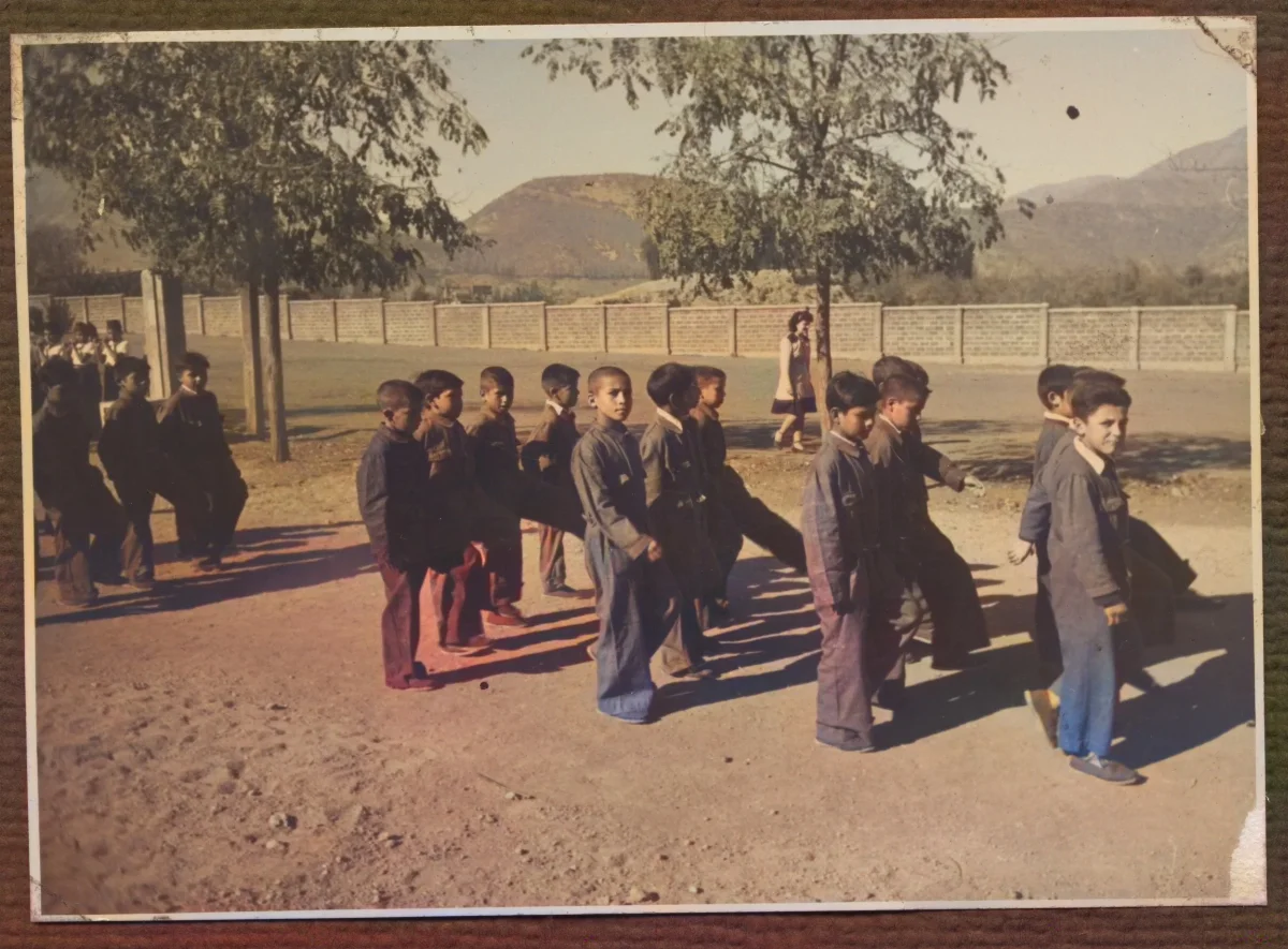 Aumnos desfilando — Calle Larga — 1953 | Chile de Ayer