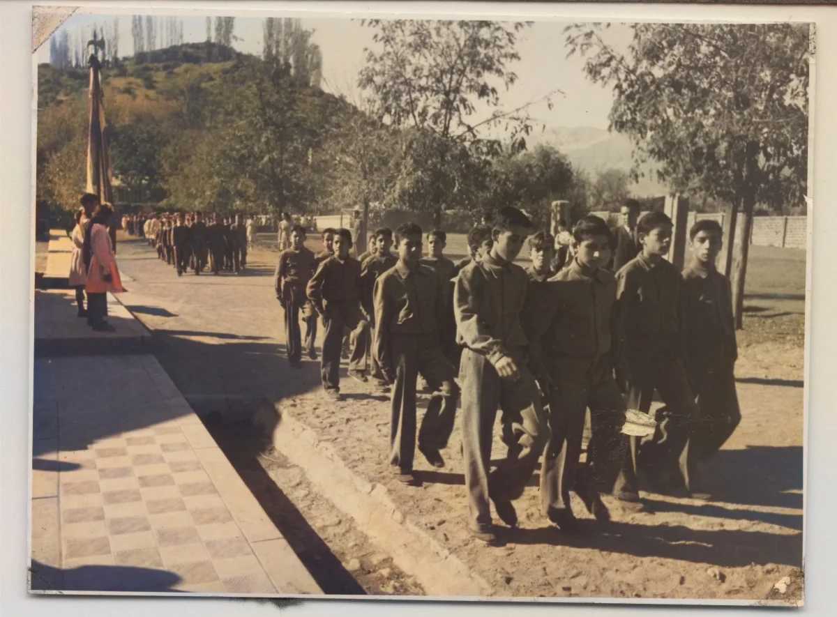 Aumnos desfilando — Calle Larga — 1953 | Chile de Ayer