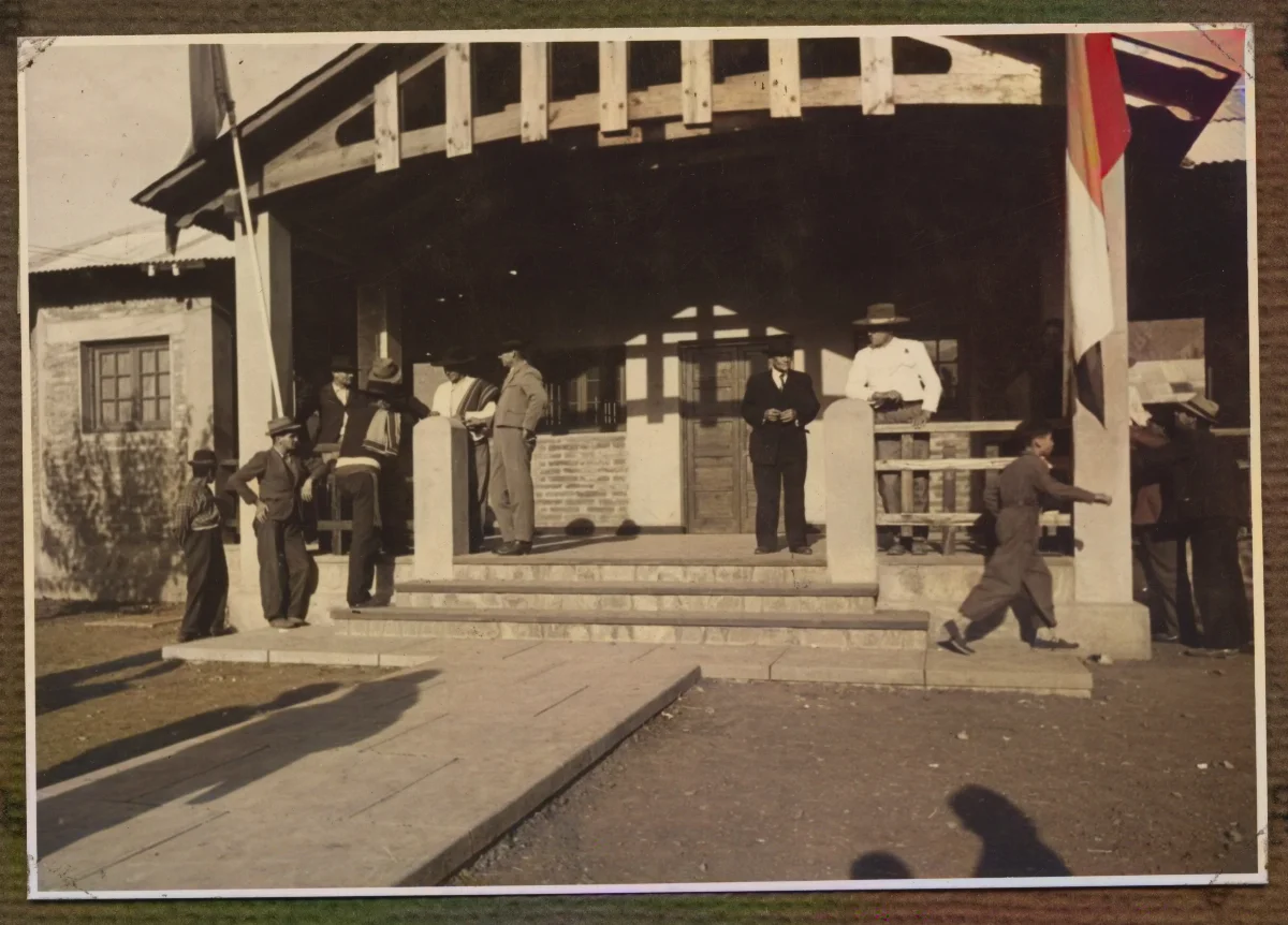 Aistentes a actividad en Colectivos, Hacienda San Vicente — Calle Larga — 1953 | Chile de Ayer