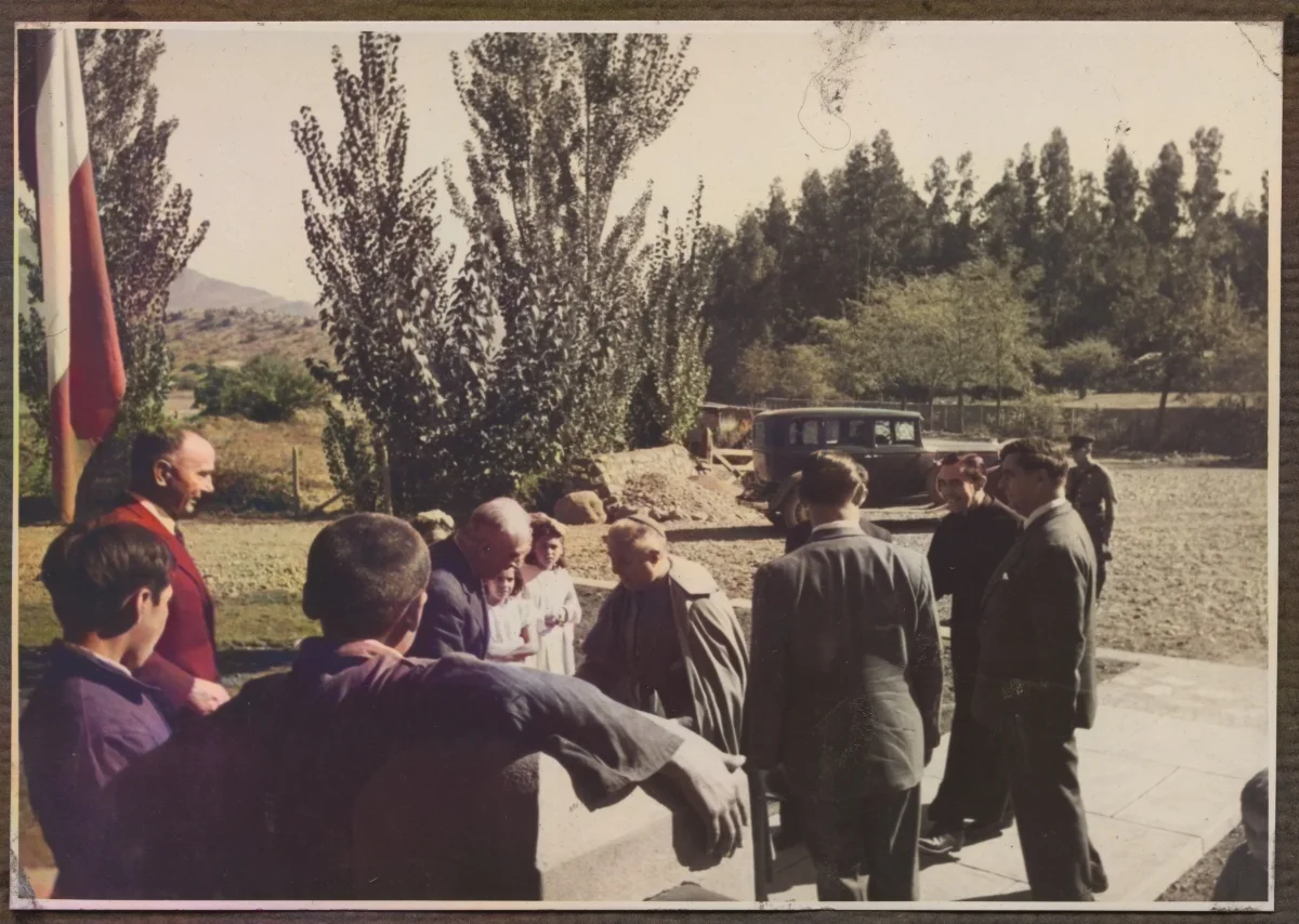 LLegada de autoridades ecleciasticas al complejo para trabajadores de la Hacienda San Vicente — Calle Larga — 1953 | Chile de Ayer