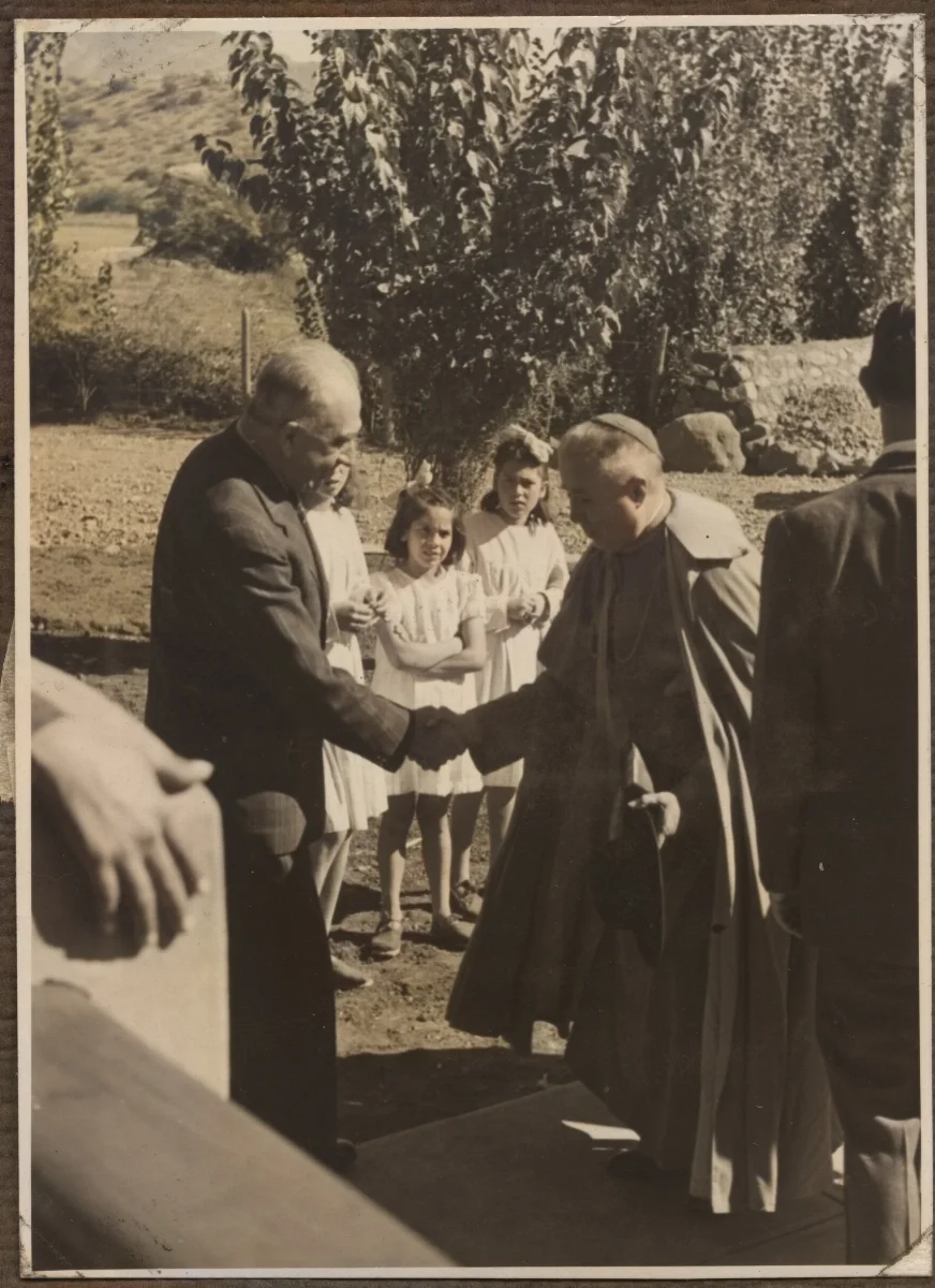 Bienvenida de autoridades locales a sacerdote — Calle Larga — 1953 | Chile de Ayer