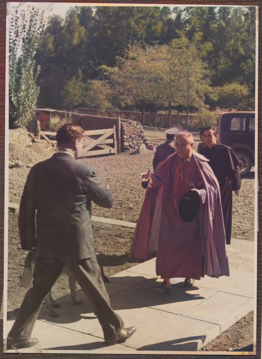 Bienvenida de autoridades locales a sacerdote — Calle Larga — 1953 | Chile de Ayer