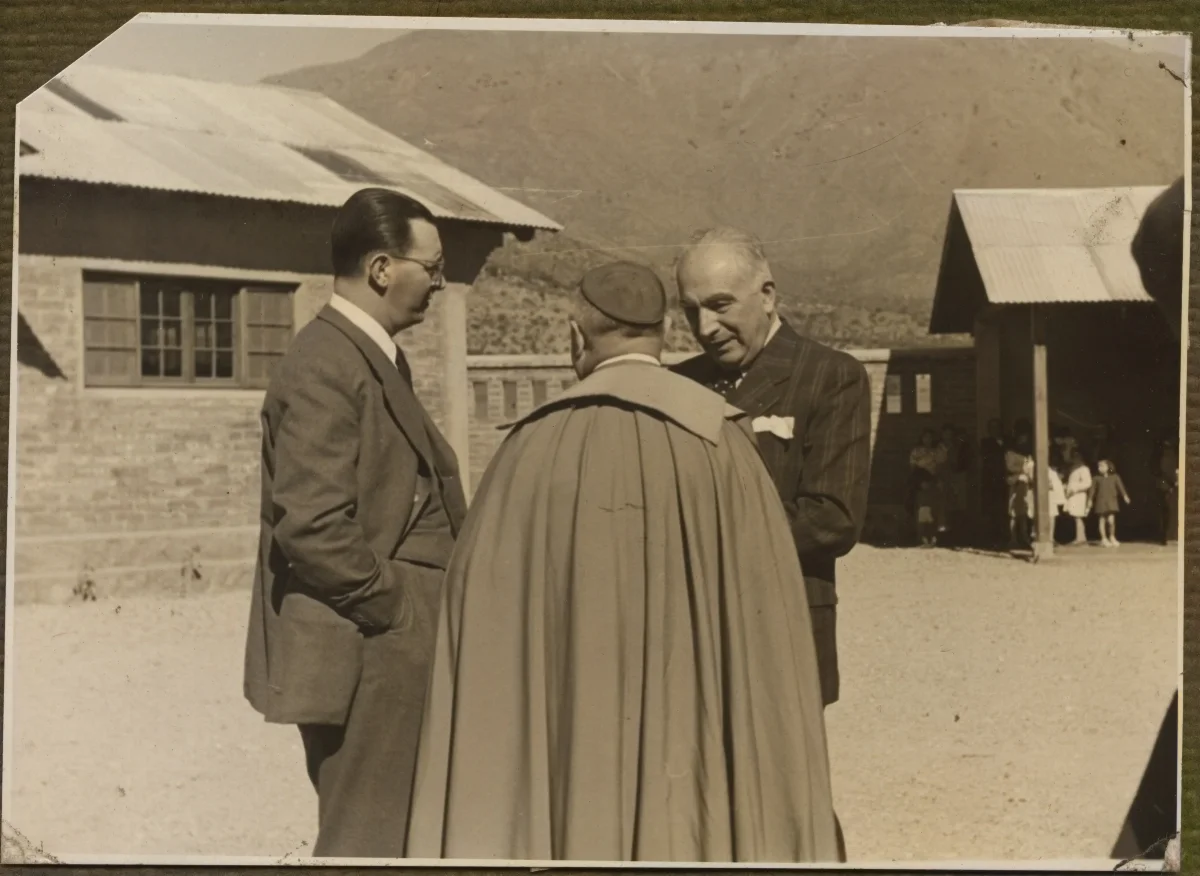 Autoridades de la Fundación Pascual Baburiza junto a Sacerdote — Calle Larga — 1953 | Chile de Ayer