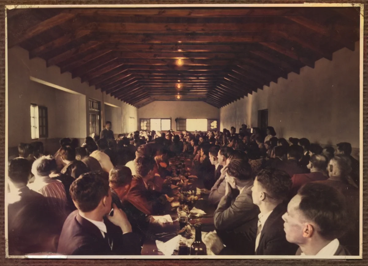 Comedor central del complejo para trabajadores de la Hacienda San Vicente — Calle Larga — 1953 | Chile de Ayer