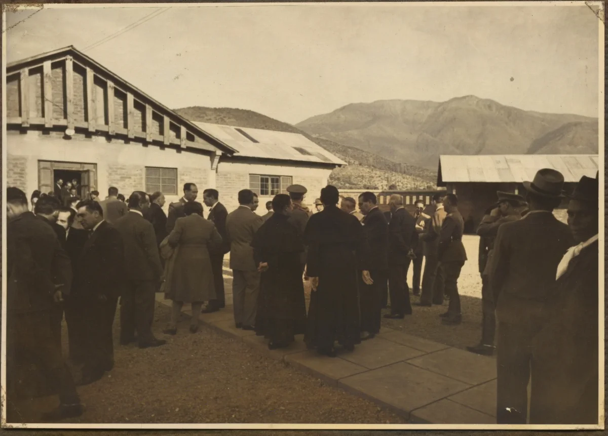 Habitantes y autoridades en ceremonia de bendición del complejo para trabajadores de la Hacienda San Vicente — Calle Larga — 1953 | Chile de Ayer
